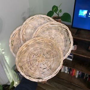 4 Baskets/Plate Holders